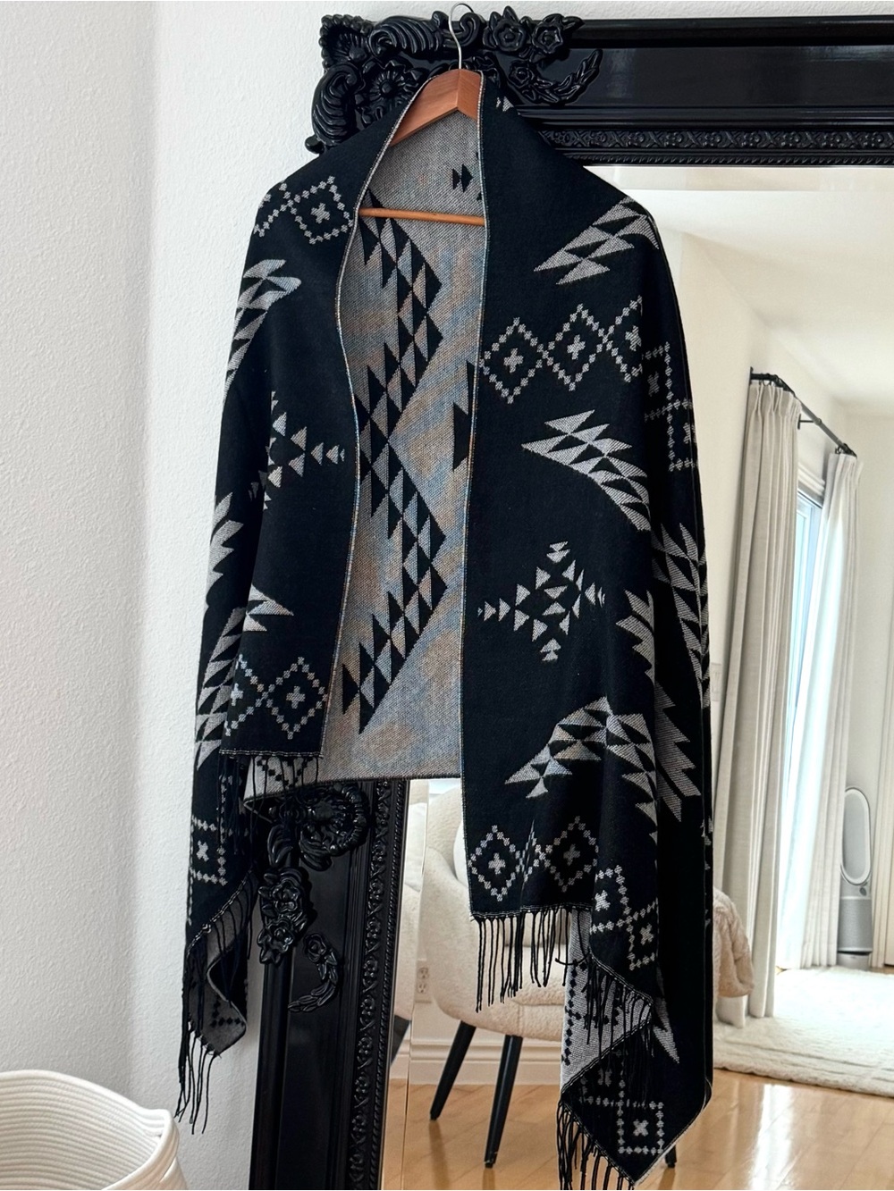 Women’s Black & Grey Reversible Aztec Geometric Print Fringe Blanket Scarf